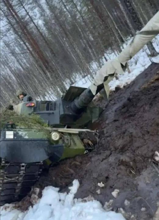 俄乌战争就教会一件事情，武器不是光靠纸面性能！豹2坦克长期世界排名第一坦克，遇到