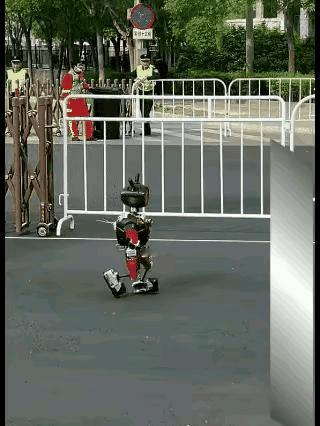 太可爱了！机器人马拉松最后一名，竟然是拿着奶瓶的小小机器人，虽然是最后一名，但他