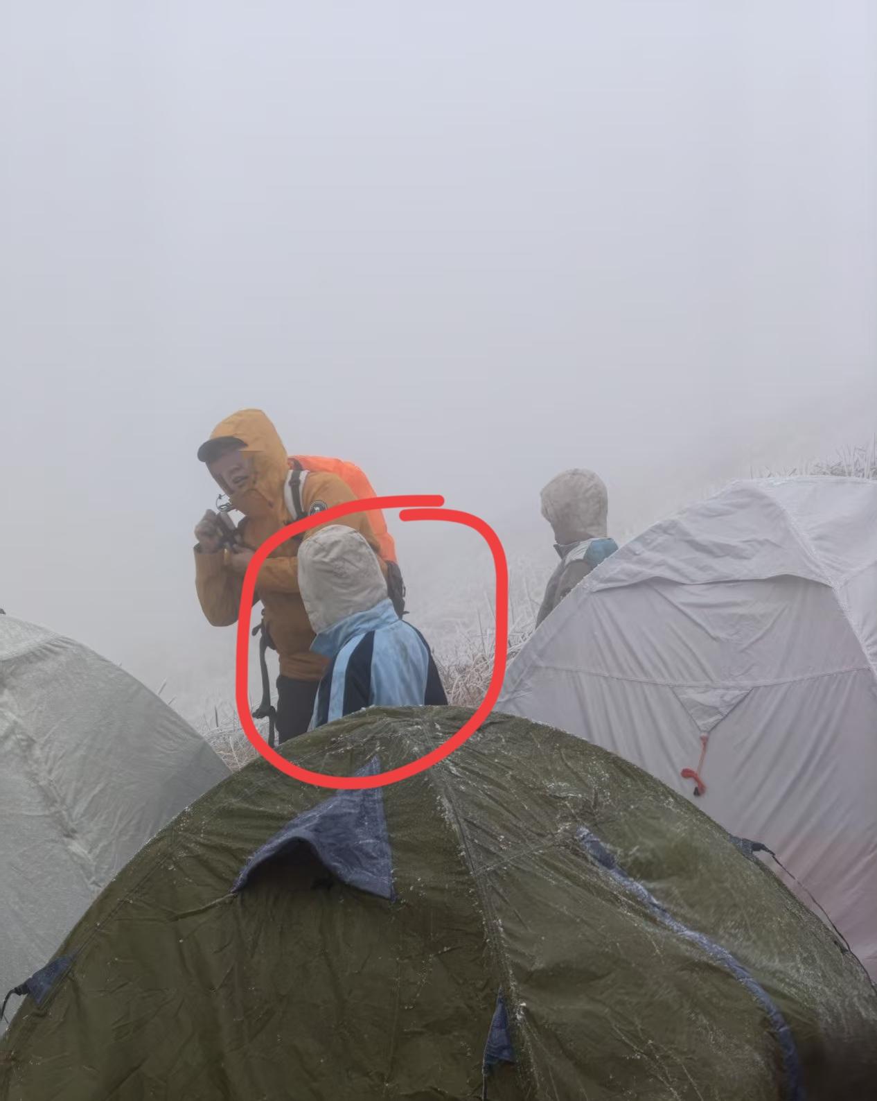 自己捂得严实，孩子穿校服差点失温！一家长带俩小孩徒步船底顶迷路了，崩溃大哭。船