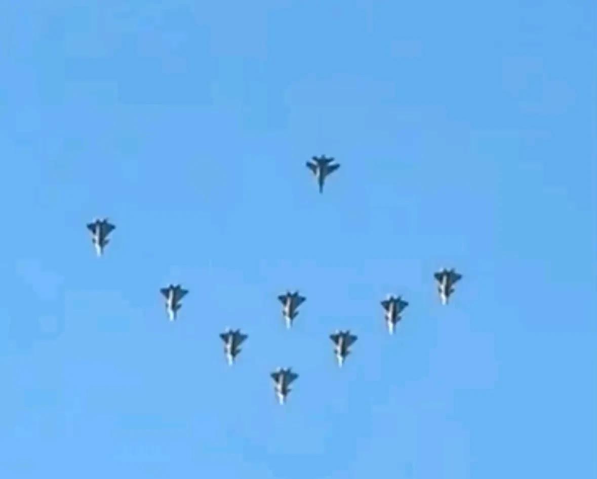 这不仅是阅兵编队，更是一种战斗编队。八架歼20五代机组成编队，后面跟着一架四代