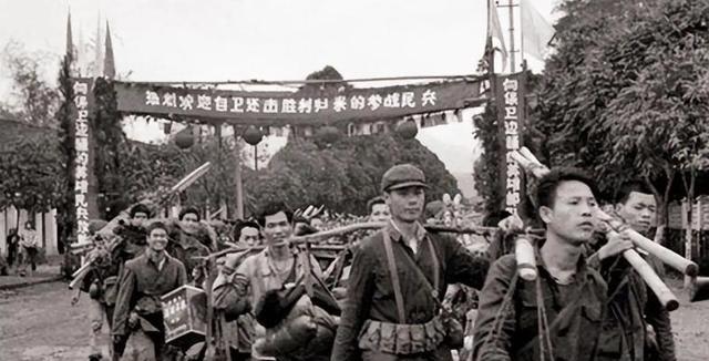 1979年，对越自卫反击战中，有个越南村长主动给解放军带路，路上，我军排长担心有