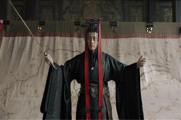公元前221年，嬴政39岁，统一六国，站在历史的山顶，自封"始皇帝"，说从此天下