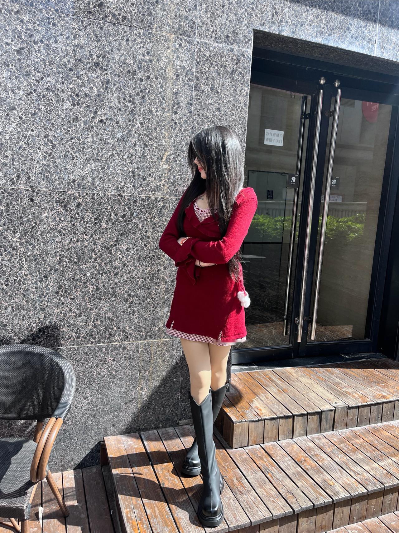 有哪些极简慵懒风格的女装推荐166/100女生的日常换鞋记录｜酒红针织裙+长筒靴