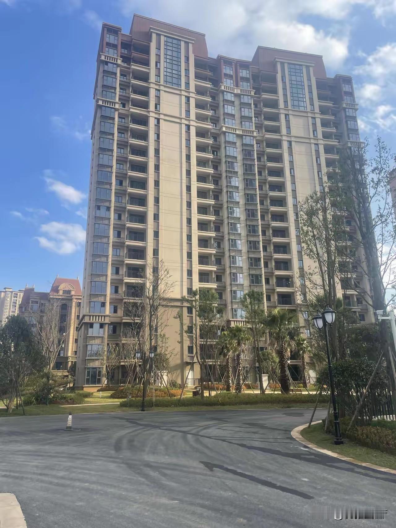 奉劝大家一句！奉劝大家一句，千万不要听那些唱衰房地产的人瞎说，房价