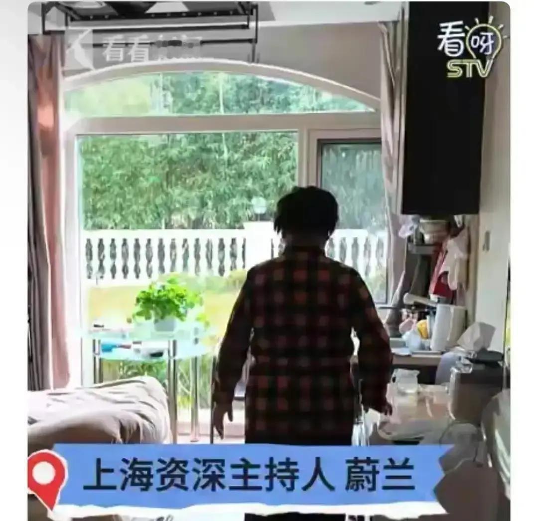 83岁的蔚兰住进浦东月费2万的高端养老院。三个月洗不上澡，家人帮忙洗头时她当