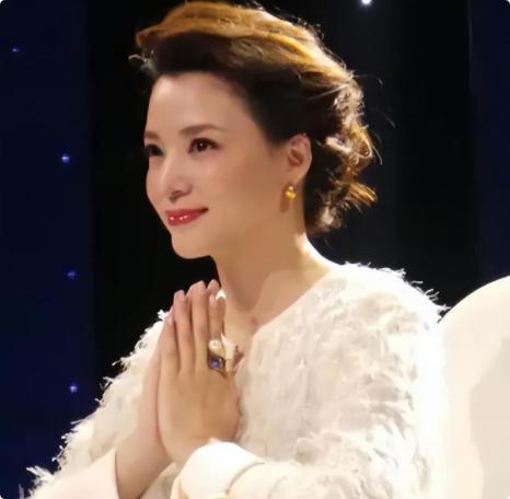 董卿说："嫁人前，以为婆家是归宿，娘家是港湾；受了委屈才明白，嫁出去的女人，像是