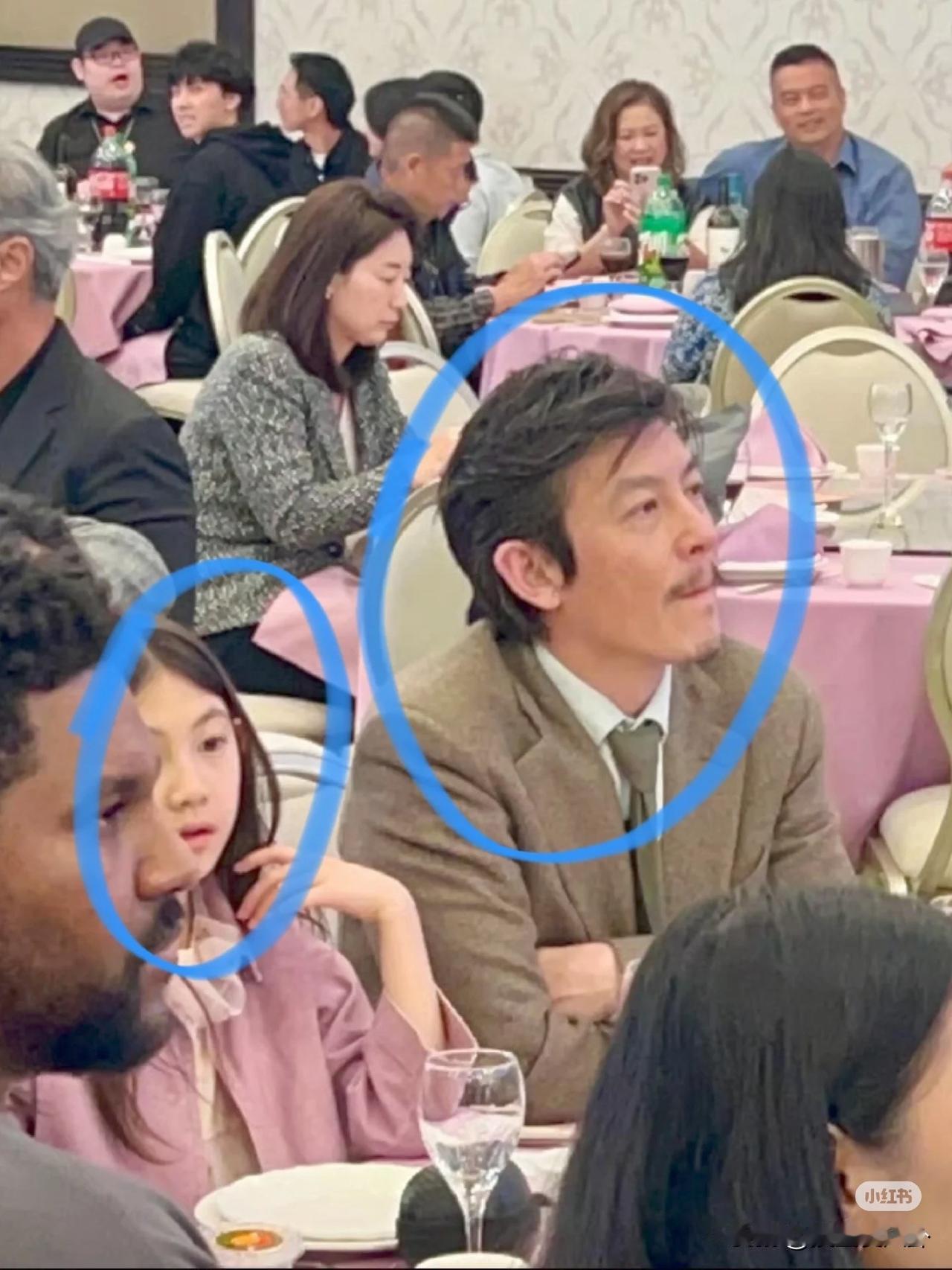 笑不活了离开网友还有谁逗我笑陈冠希一家在美国洛杉矶参加婚礼，留着胡子的陈冠希