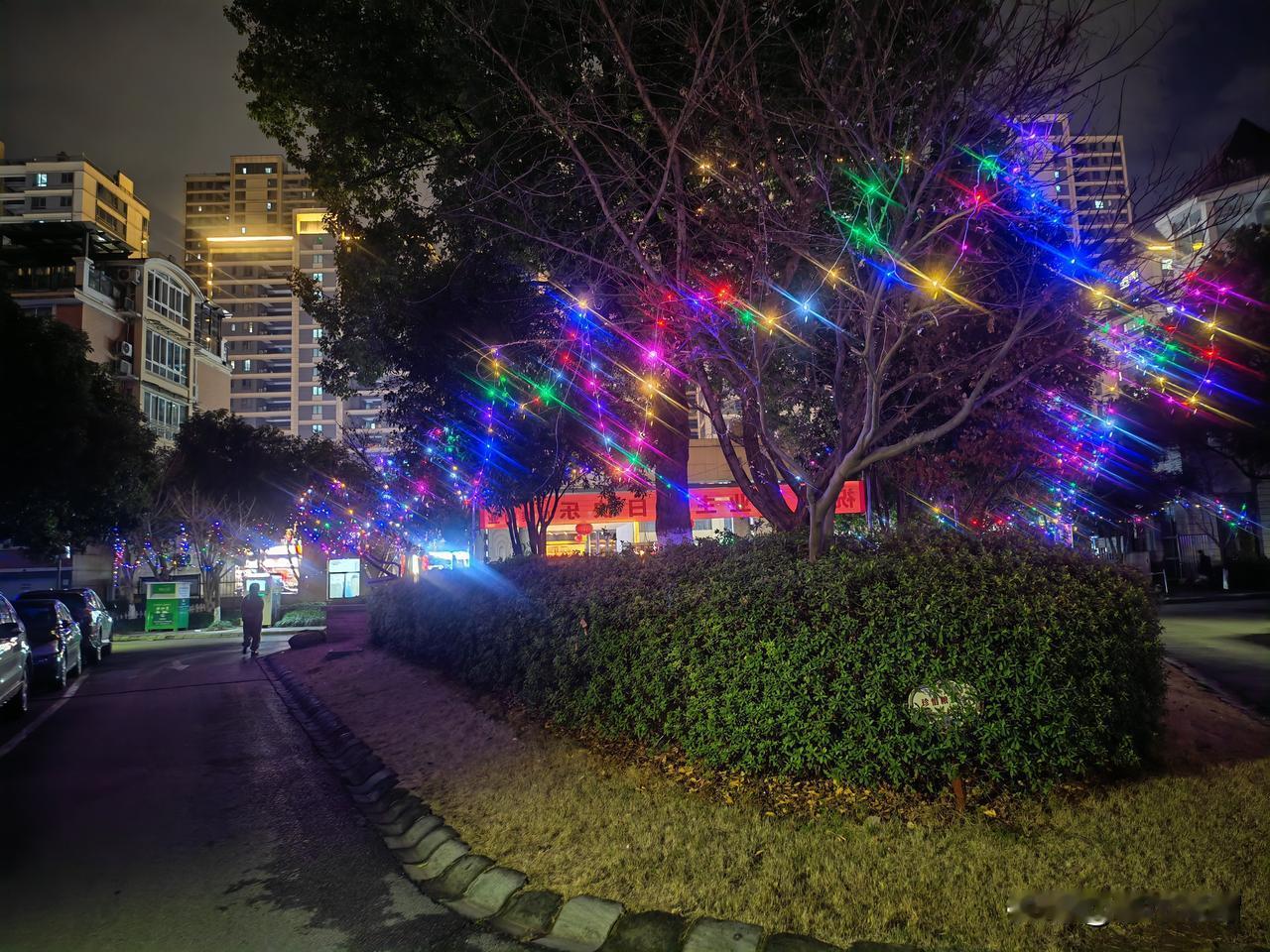 总在乎别人怎么看你，你就会活得很累。总想着别人会怎么看，做一件事思前想后，