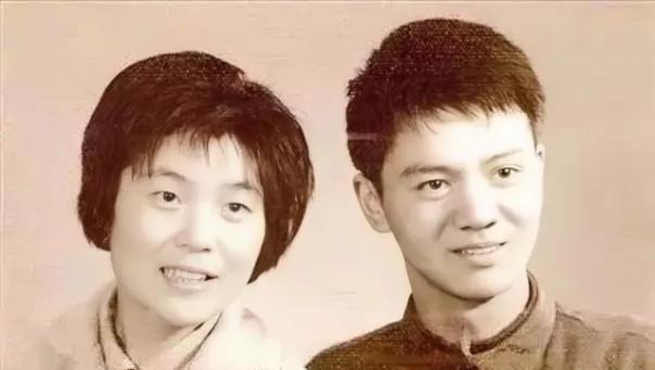 1979年冬夜，上海知青戴建国的新婚房里，红烛还没烧到一半，新娘玉凤突然尖叫着扑