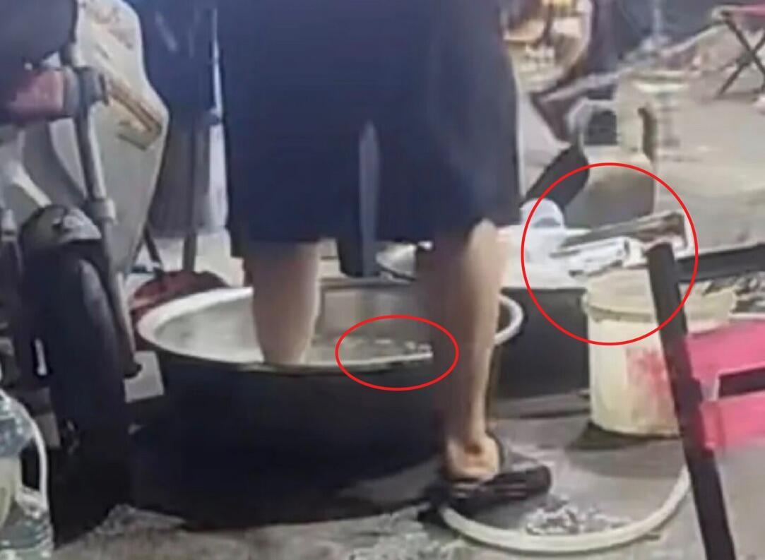 刷到个事儿真挺恶心的。安徽淮北那家叫"兄妹烧烤碳锅大虾"的店，被网友拍到后厨一员