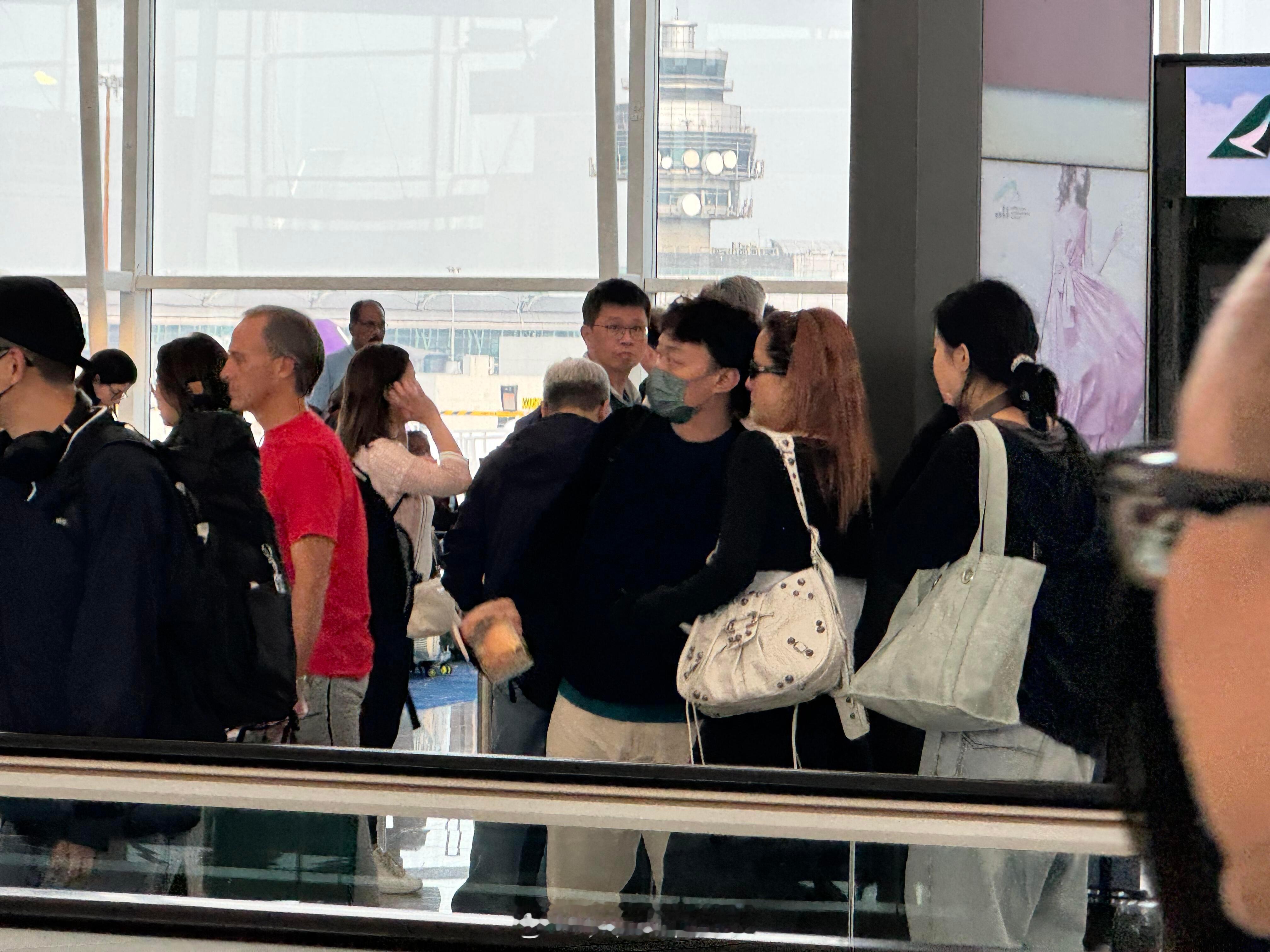 日本偶遇陈奕迅一家三口陈奕迅20岁女儿身高日本偶遇陈奕迅一家三口，20岁女儿身