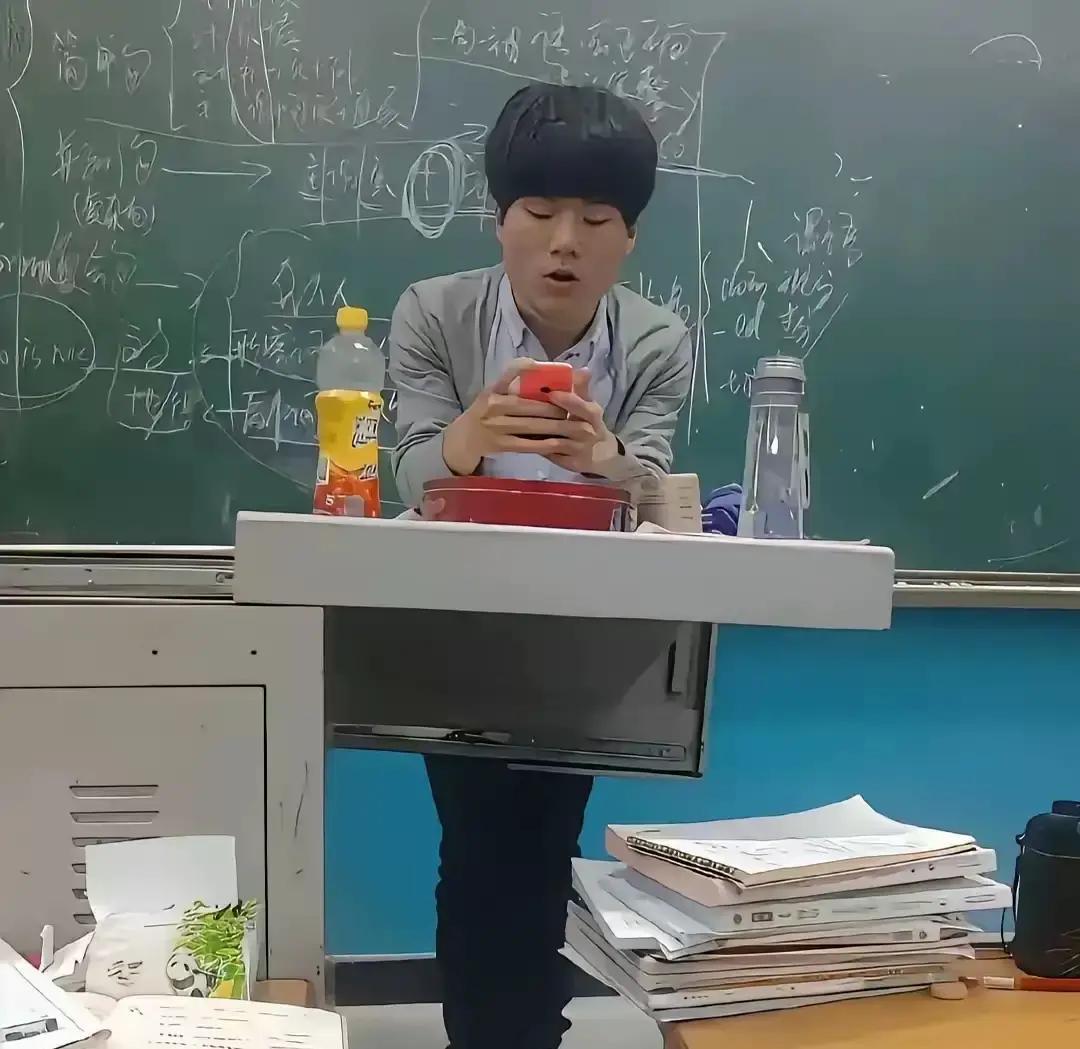 董宇辉在抖音粉丝破三千万后，直播间里依旧穿着那件旧衬衫，边卖书边聊诗词。东方