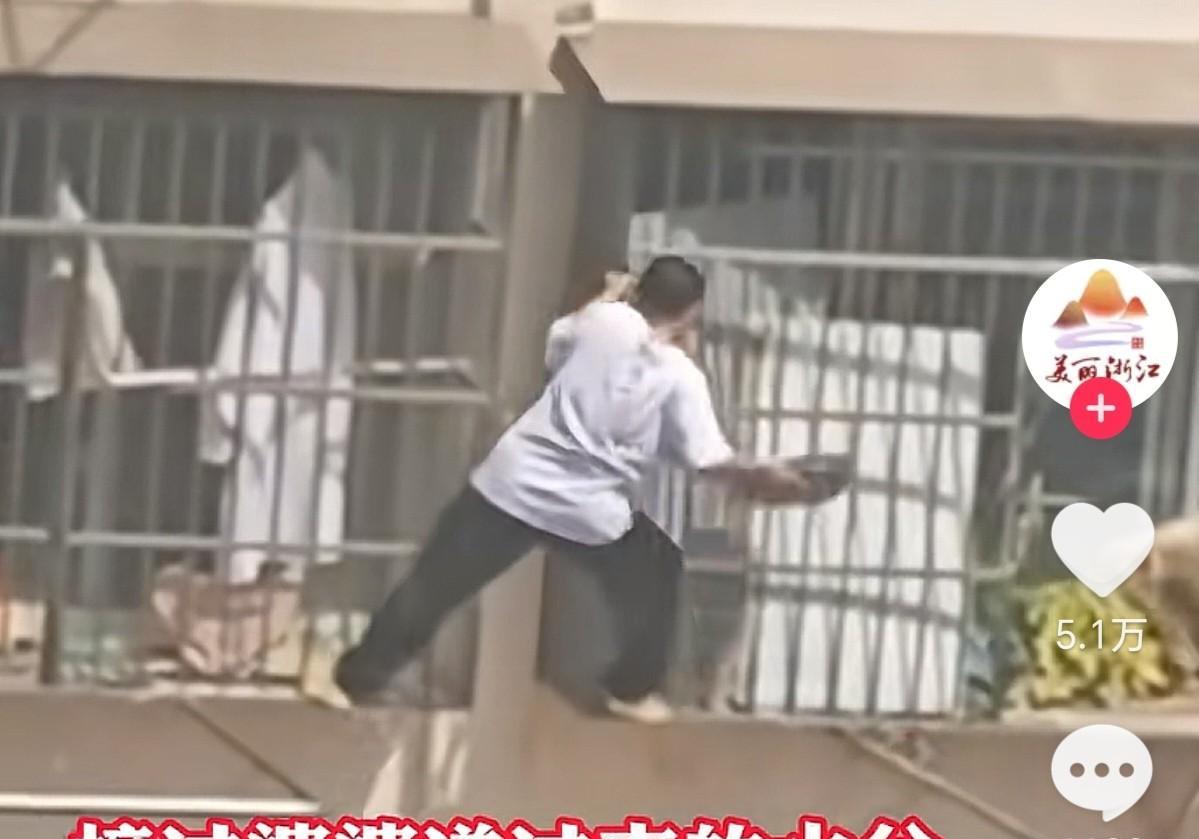 都说远亲不如近邻，老话诚不欺我！近日，安徽安庆，一女子跟婆婆在家，突然发现隔壁