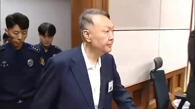 听到“枪毙”时，尹锡悦居然笑了，这就是自己最后结局？韩国要求判处尹锡悦死刑！瞬