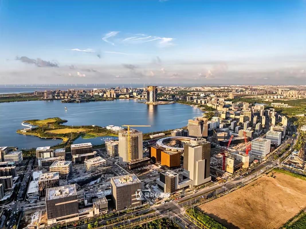 房地产会更趋向平稳健康。去掉所谓的限购政策，恢复房地产本身就有的金融属性，保护好