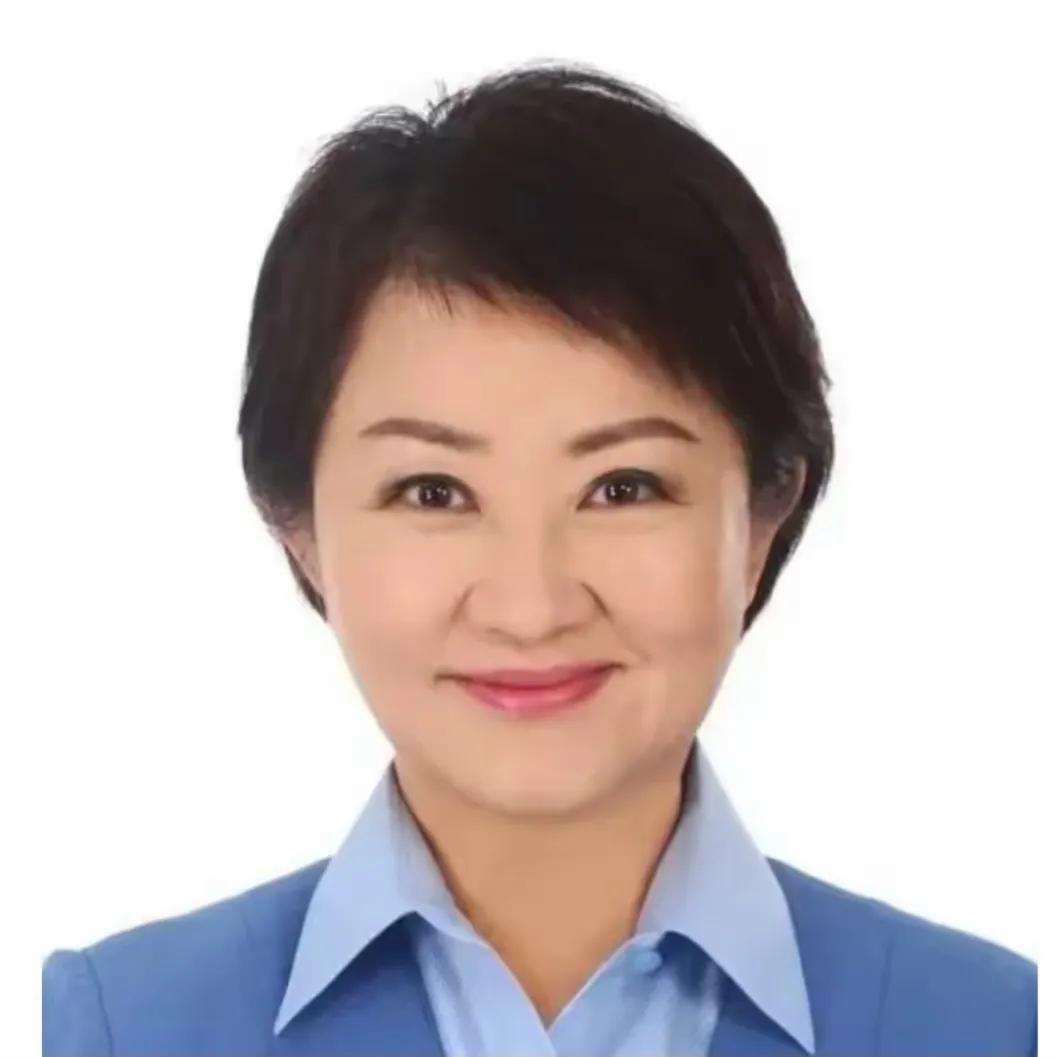 投机取巧两头观望，卢秀燕访陆提议遭全网反驳。邱毅前两天提议，让卢秀燕卸任台中