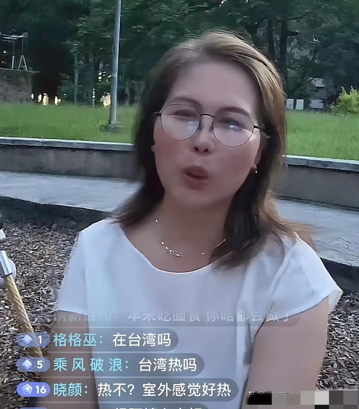 这小孩儿啊，是谁带她，她就跟谁亲。小玥儿在加拿大见到奶奶张兰后，头一件事便是把她
