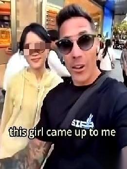 老外举着手机录着呢。他夸你保养得好，说中国女人就是个迷，完全看不出30岁。然