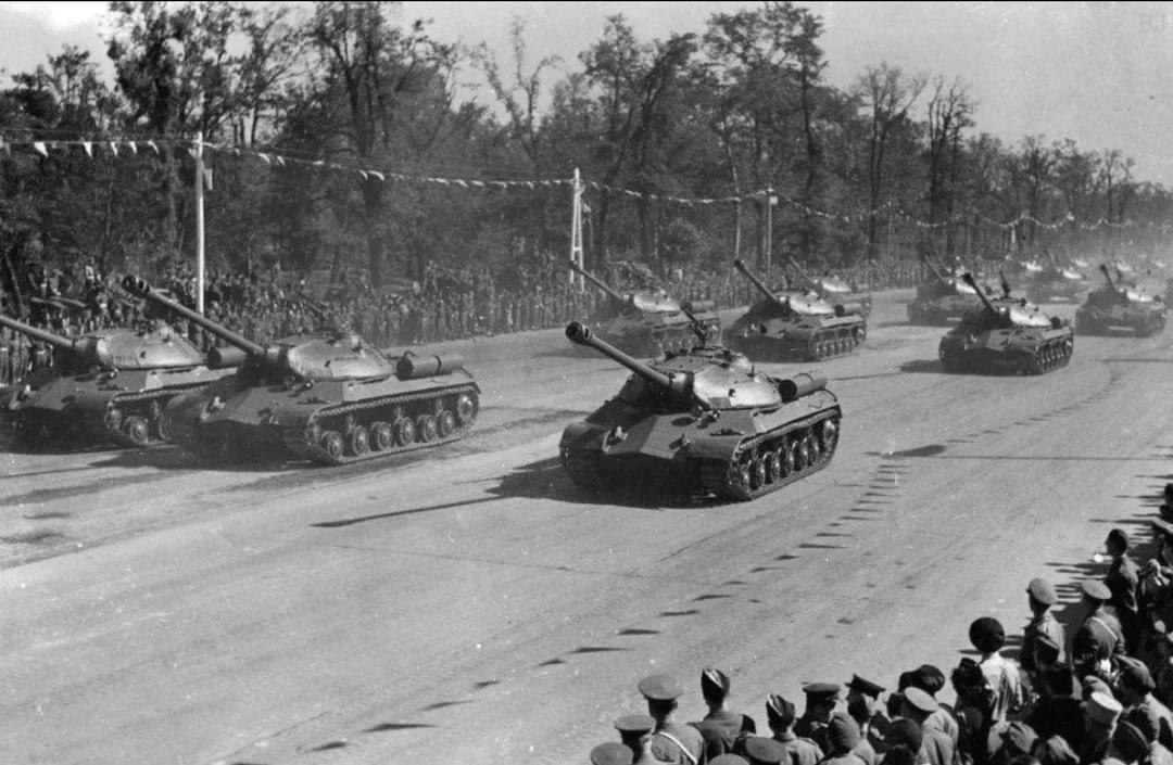 1945—1946年的IS-3，是当时最强的坦克吗？1945年，苏联推出了重型