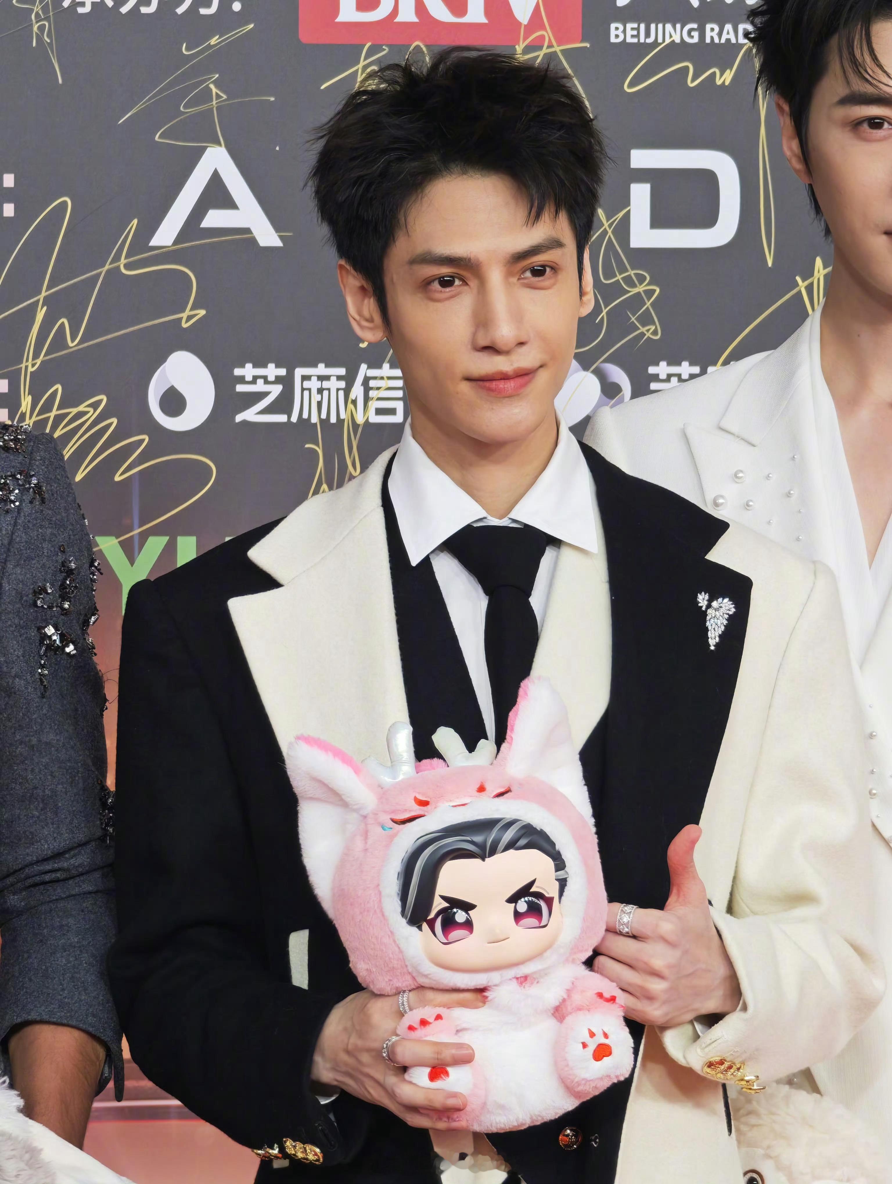 罗云熙微博视界大会红毯路透图来了！罗云熙的气质真的绝了呀！[爱心]罗云熙穿了一身