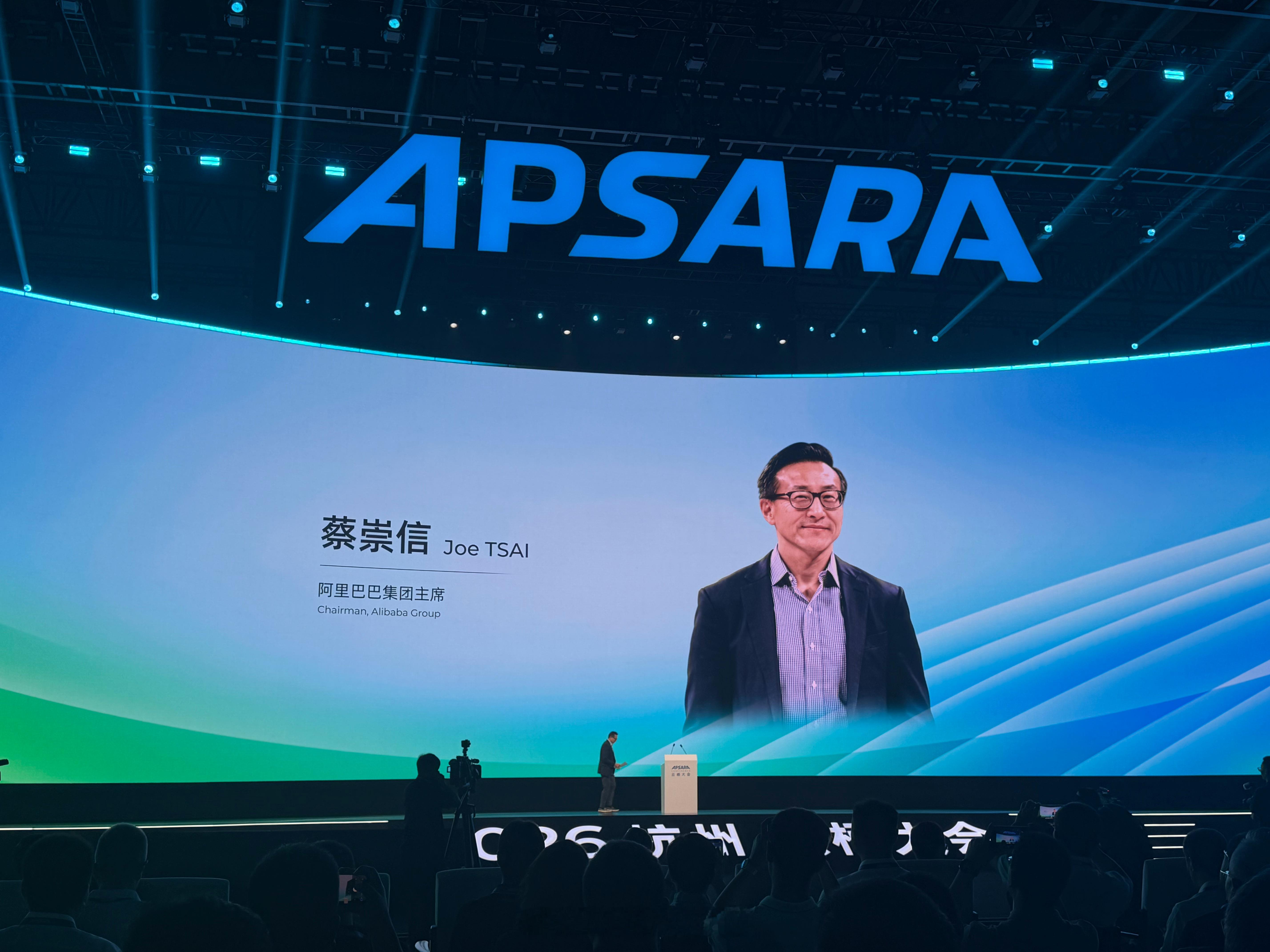 阿里巴巴董事会主席蔡崇信登台演讲。云栖大会308_IO​​​