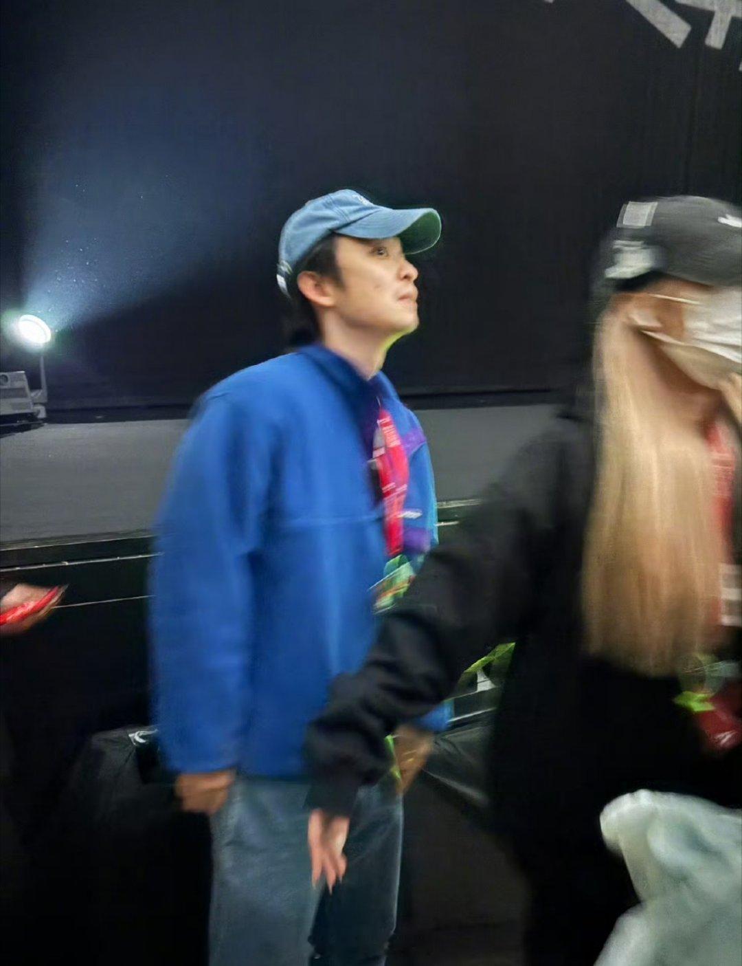 董子健还专门去看王俊凯的话剧了，两位也是从拍摄解忧杂货铺相识的，从舞台到舞台，董