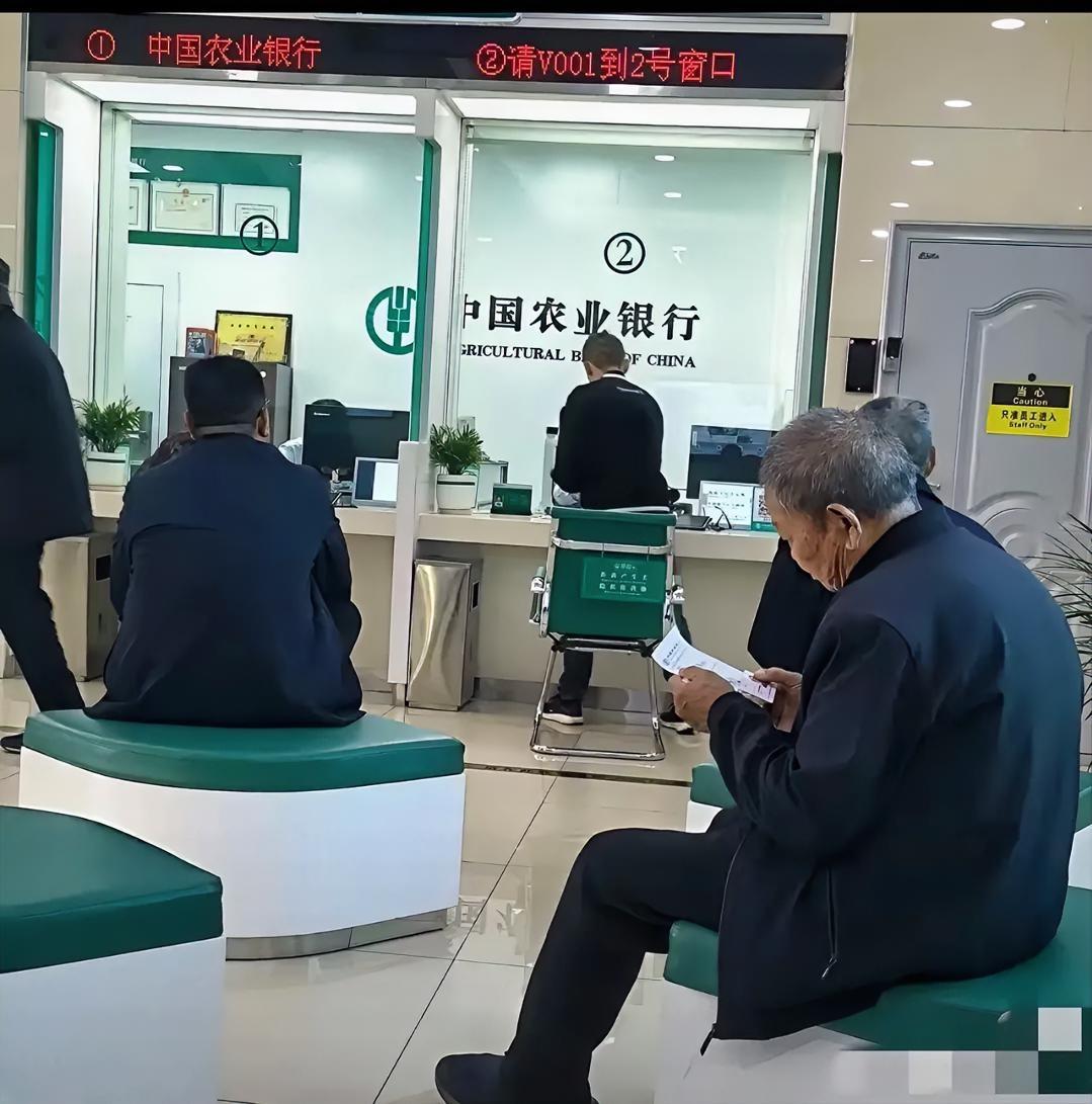 老人藏了几十万，走后家人跑断腿也取不出！原因太扎心！听在银行上班的表哥说