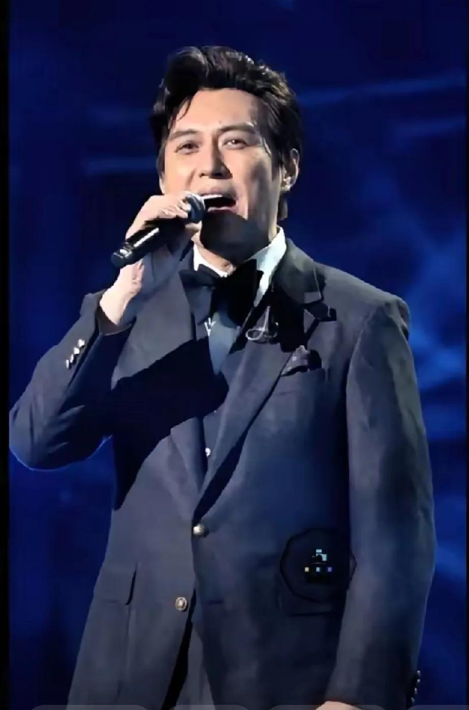 靳东一开口，直接封神！这老干部体质也太绝了！深灰西装配领结，绅士风度直接溢出屏幕