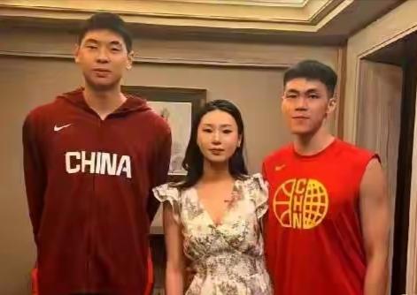 赛场外温情一幕！崔永熙随性互动合影氛围感拉满赛场之外出现轻松有趣的小插曲，