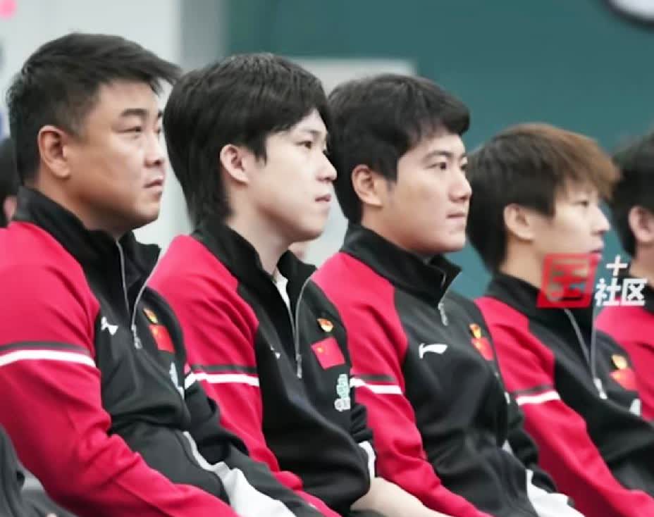 国乒集体组织观看阅兵仪式，王楚钦观后感令人深思，不愧是北大研究生，知