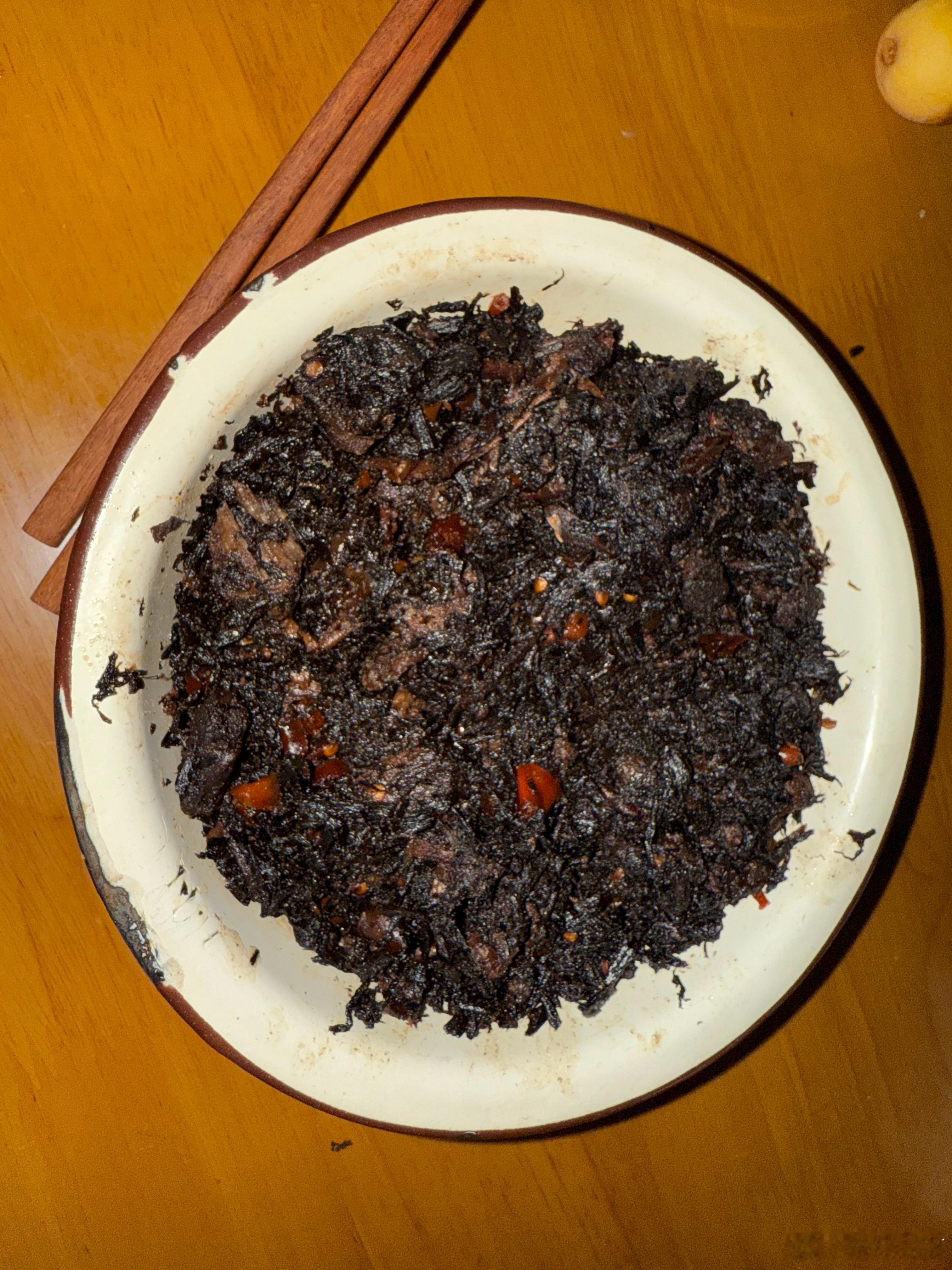 晚饭，在妈妈的餐桌上看到一碗梅干菜蒸肉，顿时勾起了我的记忆。我上高中开始住校，每