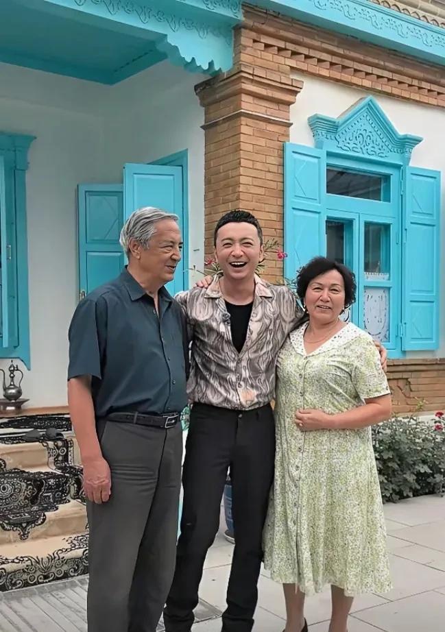 42岁小尼回到新疆老家和父母的合影，这氛围太温馨！镜头下的尼格买提衣着休闲，轻松