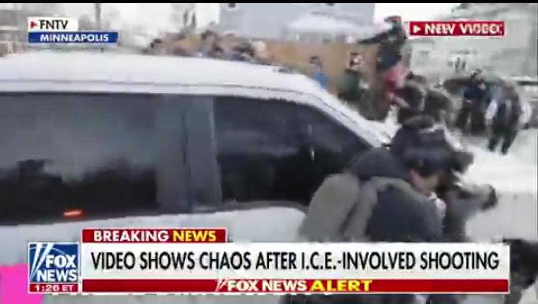 🇺🇸明尼苏达州枪击事件后，左翼暴徒袭击联邦执法人员明尼阿波利斯市在一名