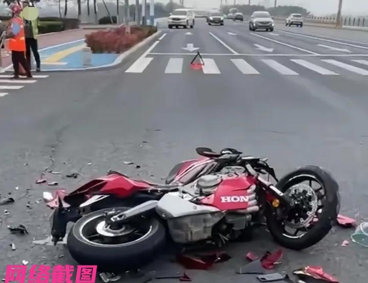 吉林长春有男子把自己的摩托车，随手停放在自家院子里，离开时唯独没有拔车钥匙，转身