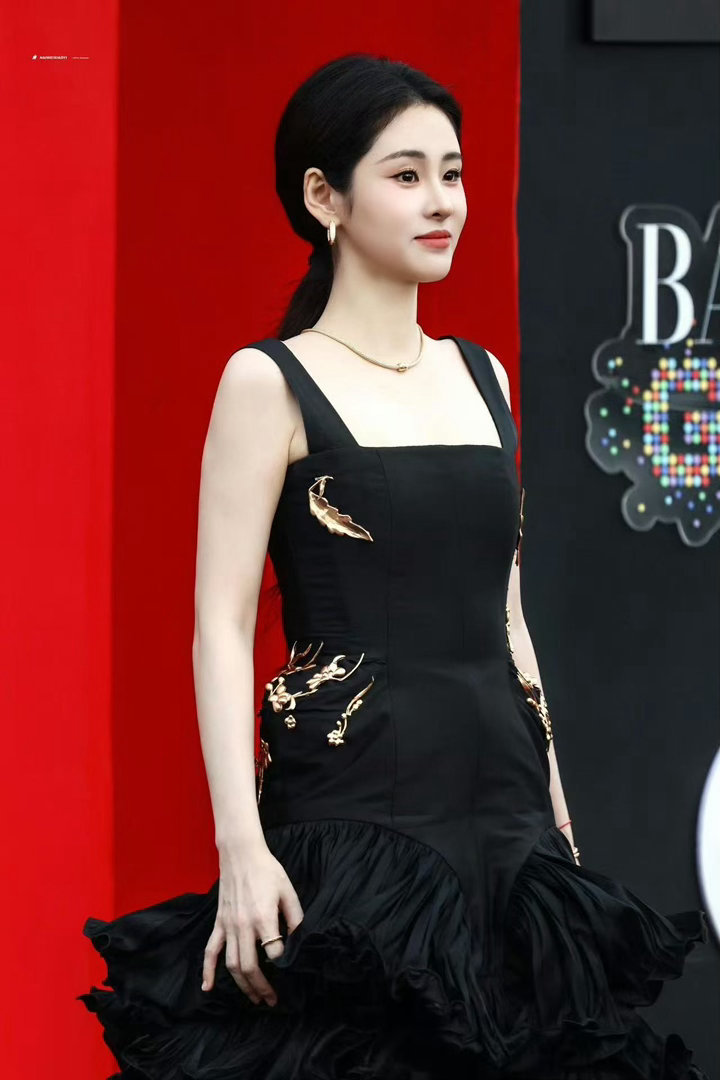 张碧晨美成黑天鹅了张碧晨芭莎之夜造型杀疯了，千层叠浪黑裙把她的贵气展现得淋漓尽