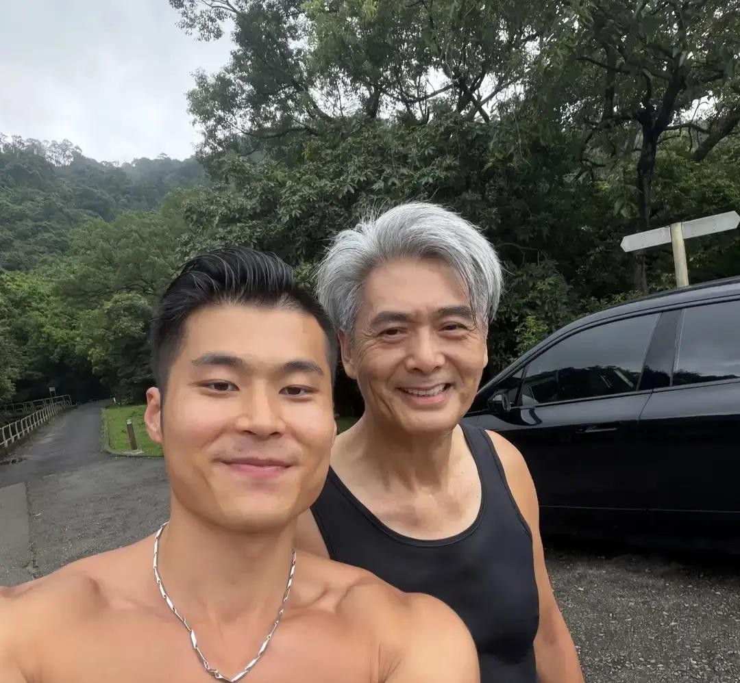71岁周润发在香港山上跑步被偶遇，他穿着一身黑衣，大汗淋漓，整个人看起来精气神饱满，跑了一大圈，体力