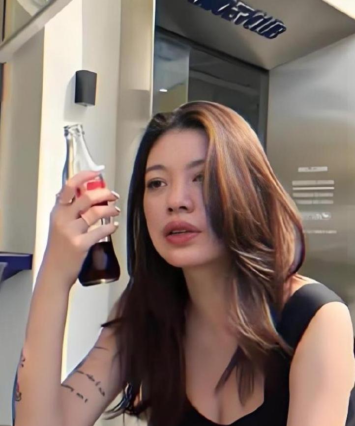葛荟婕17岁嫁给汪峰，18岁为他生孩子，19岁被汪峰30万分手。17岁跌进