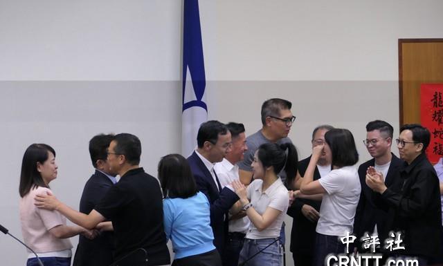 民进党大罢免大失败！朱立伦朱给蓝委大拥抱由绿营发动的大罢免26日投开票，24位