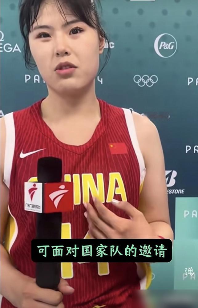 李梦落选国家队这事，本来一句话就能说清。伤病，加上长期脱队，跟不上战术磨合，宫鲁