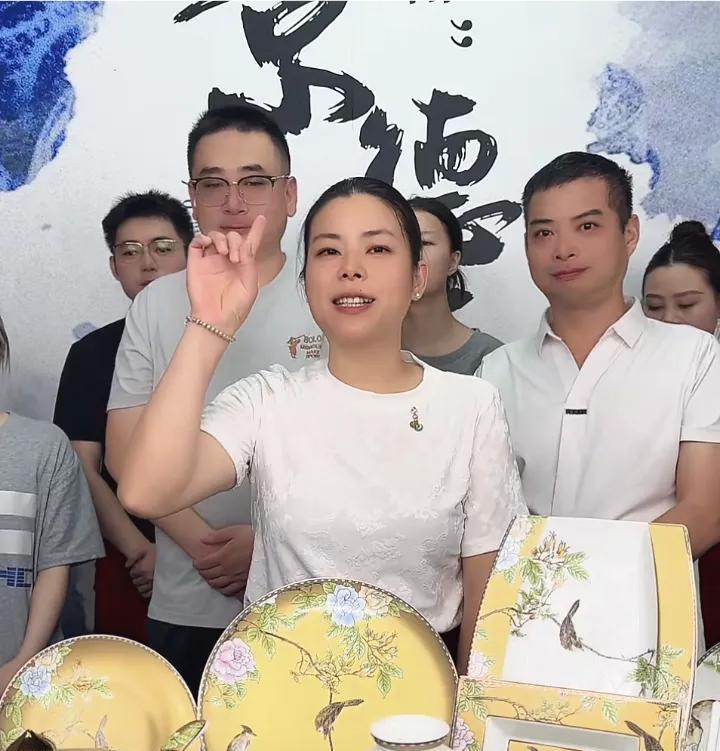 太好了，姚家妞妞早上八点准时直播，云昊与姚家男儿同时助力！昨天晚上，云昊直播，