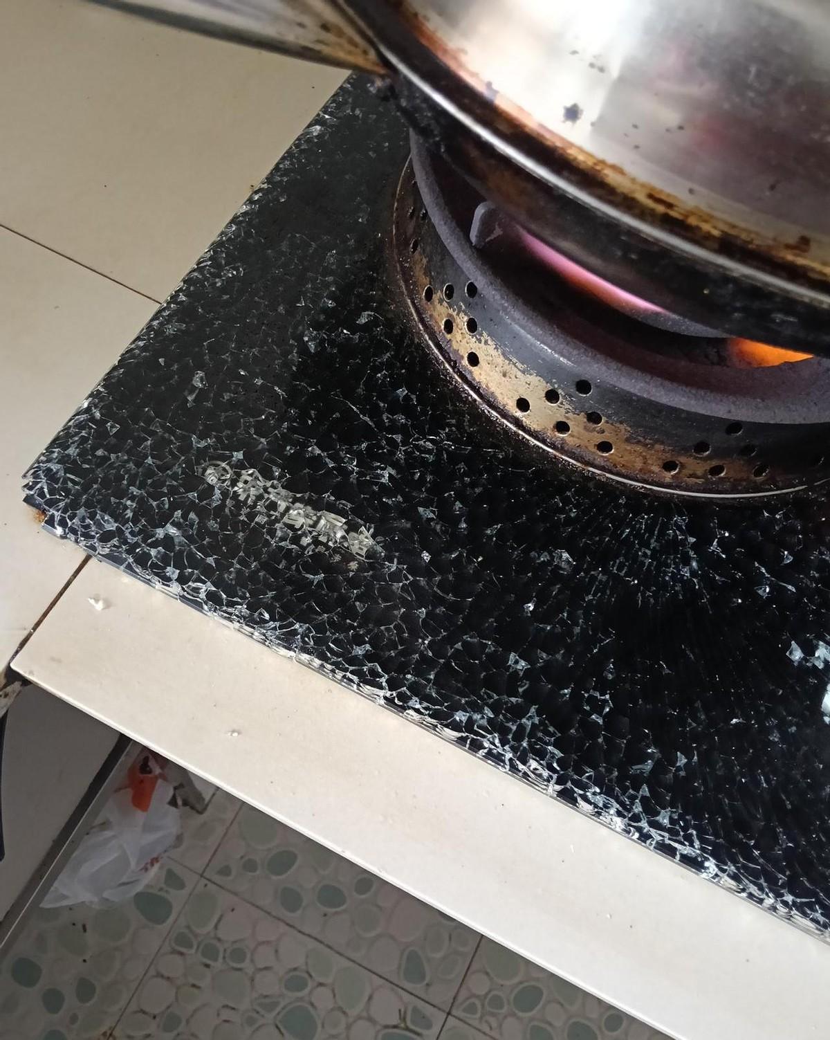 做饭做得好好的，厨房里突然“嘭”一声巨响，我还以为是外面打雷了！低头一看，魂都