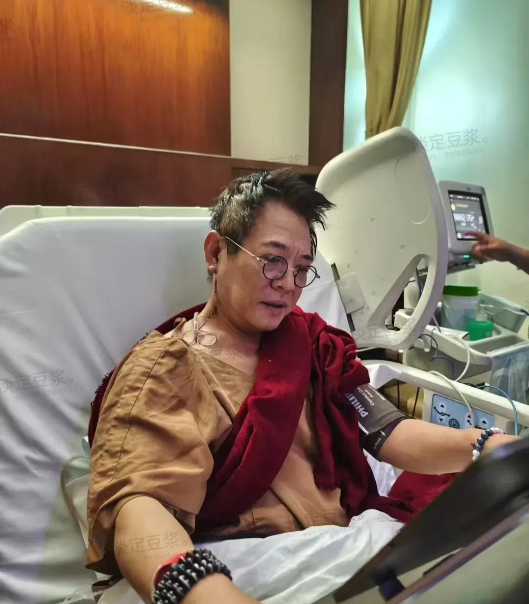 我感觉做名人也不轻巧，看李连杰住院还办公开会呢，形象也和普通人一样了，发型也乱了