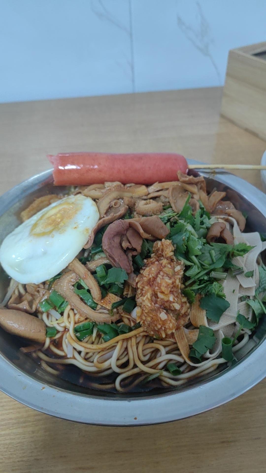 你觉得人生怎样过才有意义管他呢，吃饱再说。饿着肚子的时候，啥也不想，就想吃。。