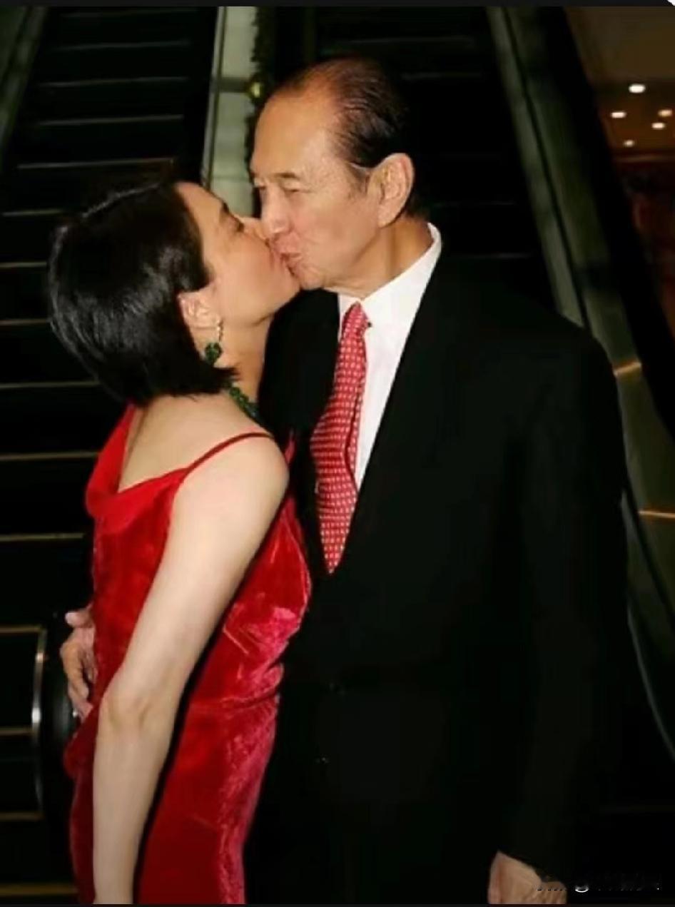 1986年，65岁的何鸿燊亲吻，当时还是舞蹈演员的，26岁的梁安琪。这一幕