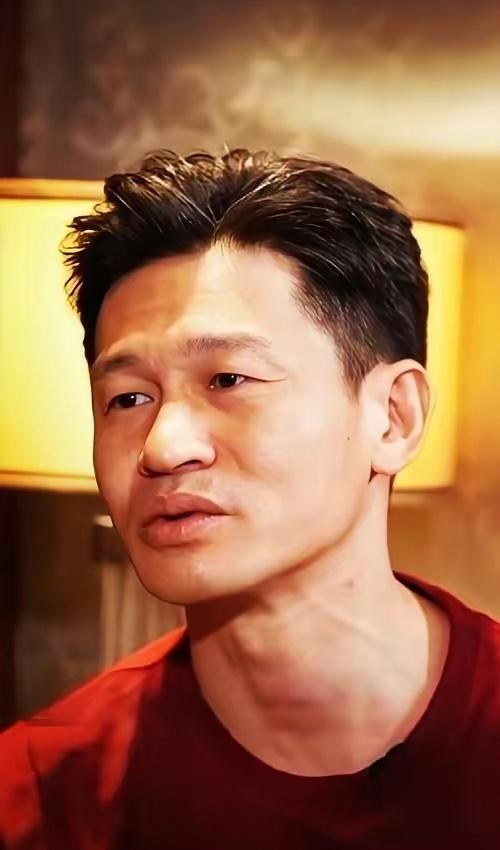 余皑磊：1999年考北电时，余皑磊因外形普通被考官劝转导演系，自嘲“他们像演员，