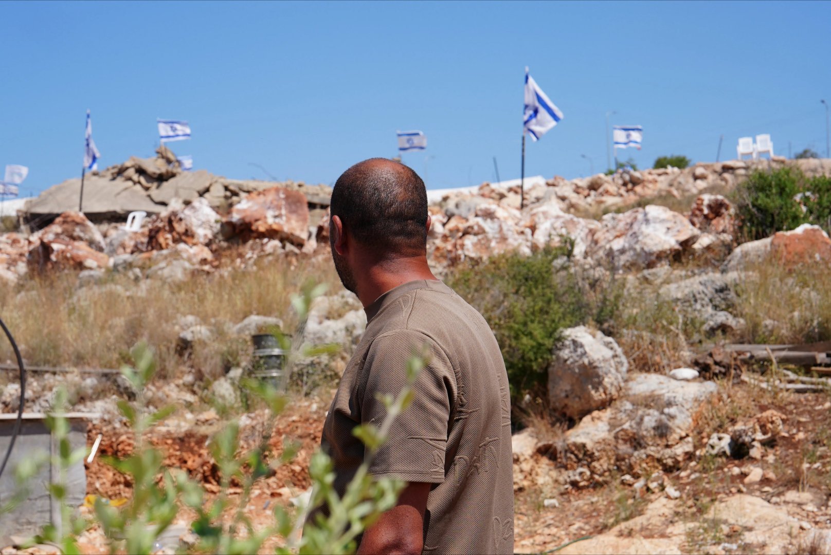 在被占领的约旦河西岸，以色列定居者在纳布卢斯和拉马拉之间的公路上竖起了许多以色列