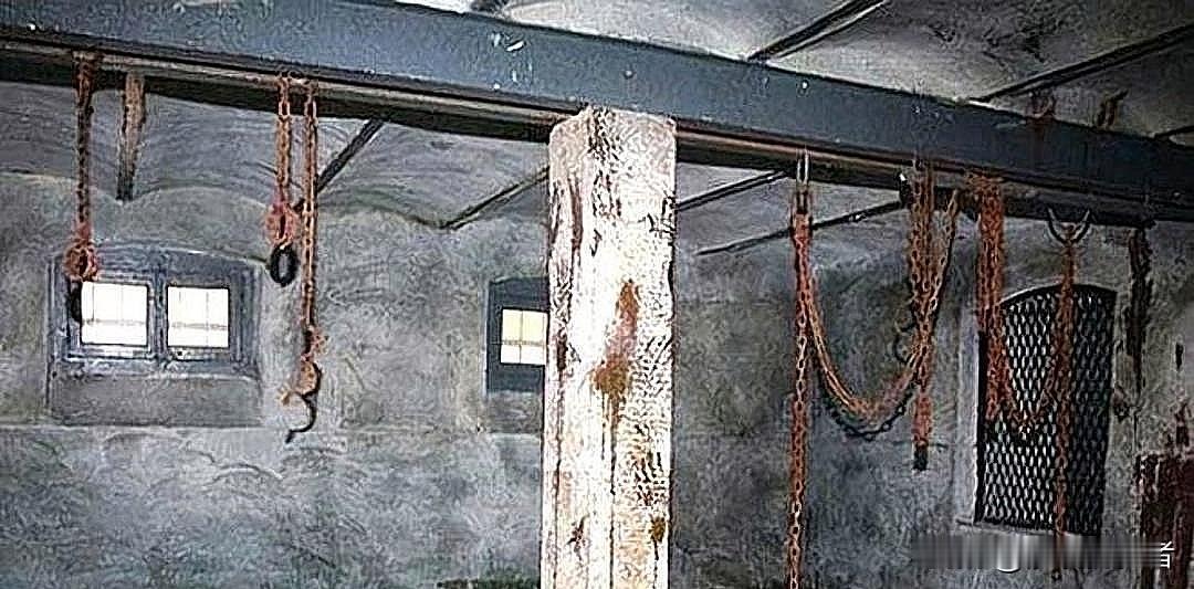 1943年，日军把一个男子关进稀屎地牢，四天后，鬼子要杀他，但男子不甘心，想着一