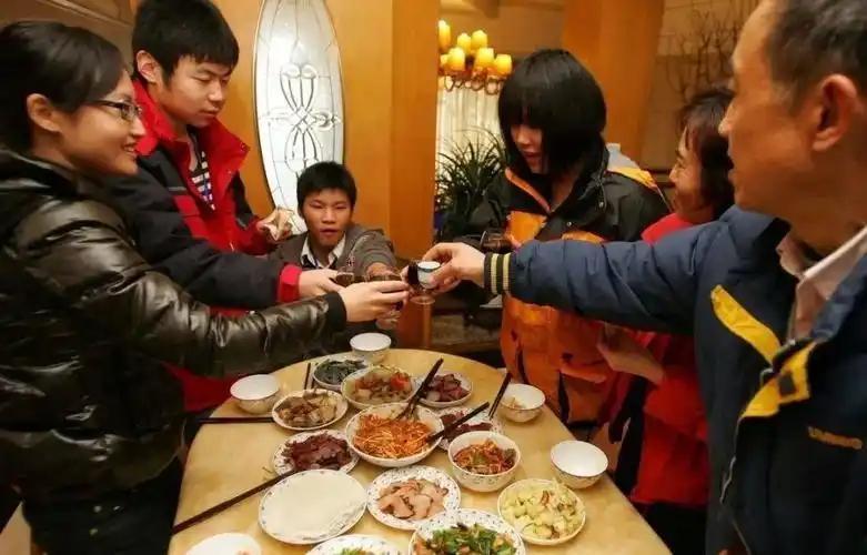 说实话，今年不回去过年，真不是因为没挣到钱，也不是不想回。行李箱我都收拾好了三次