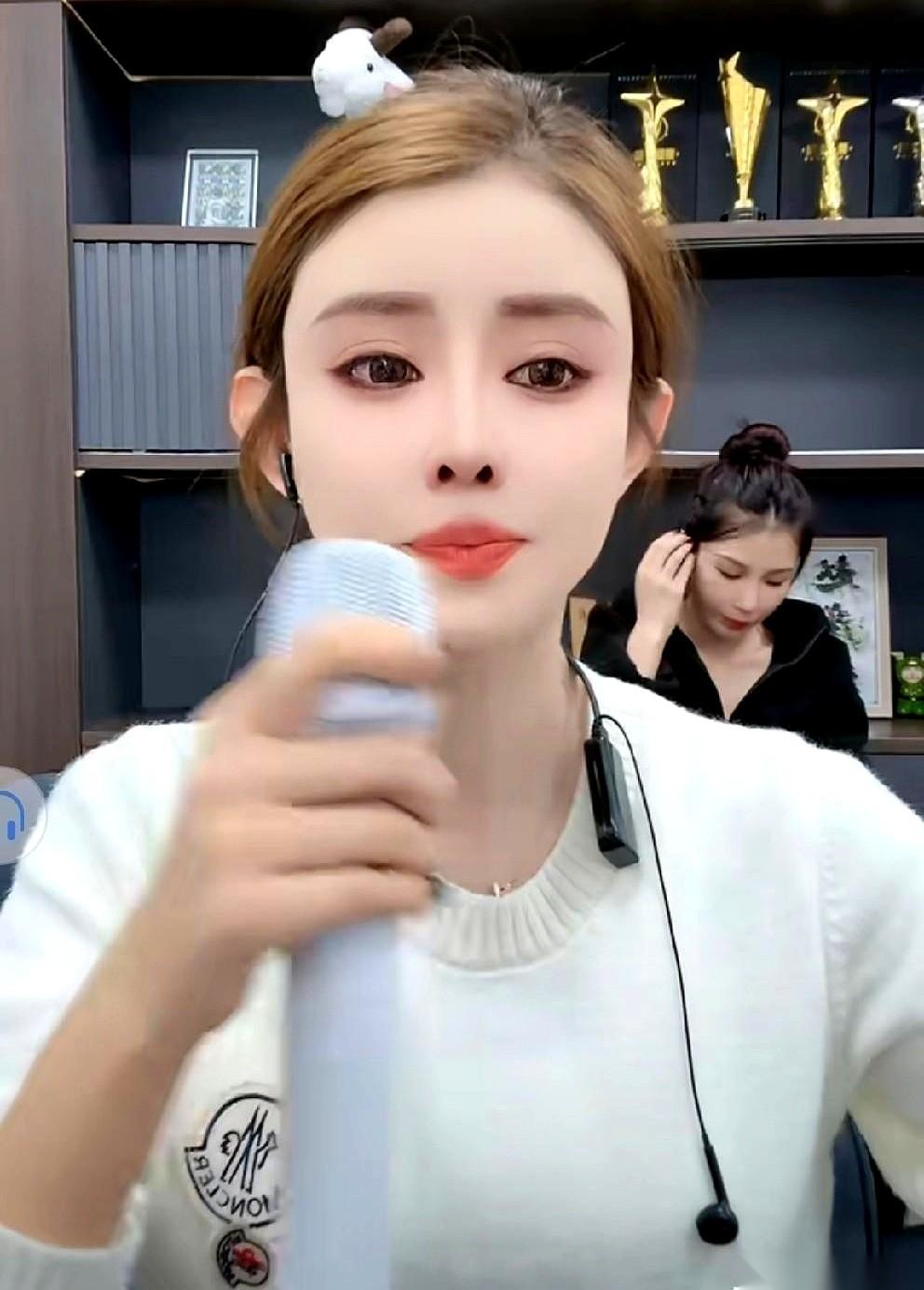 一个大男人，直播间里，当着几十万人的面，直接起身走了。心态崩了。留下他媳妇儿