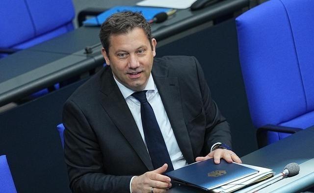 德国财长拜尔说了两句狠话，第一句是“我们不要中国垃圾！”第二句是：“德国决不当傻